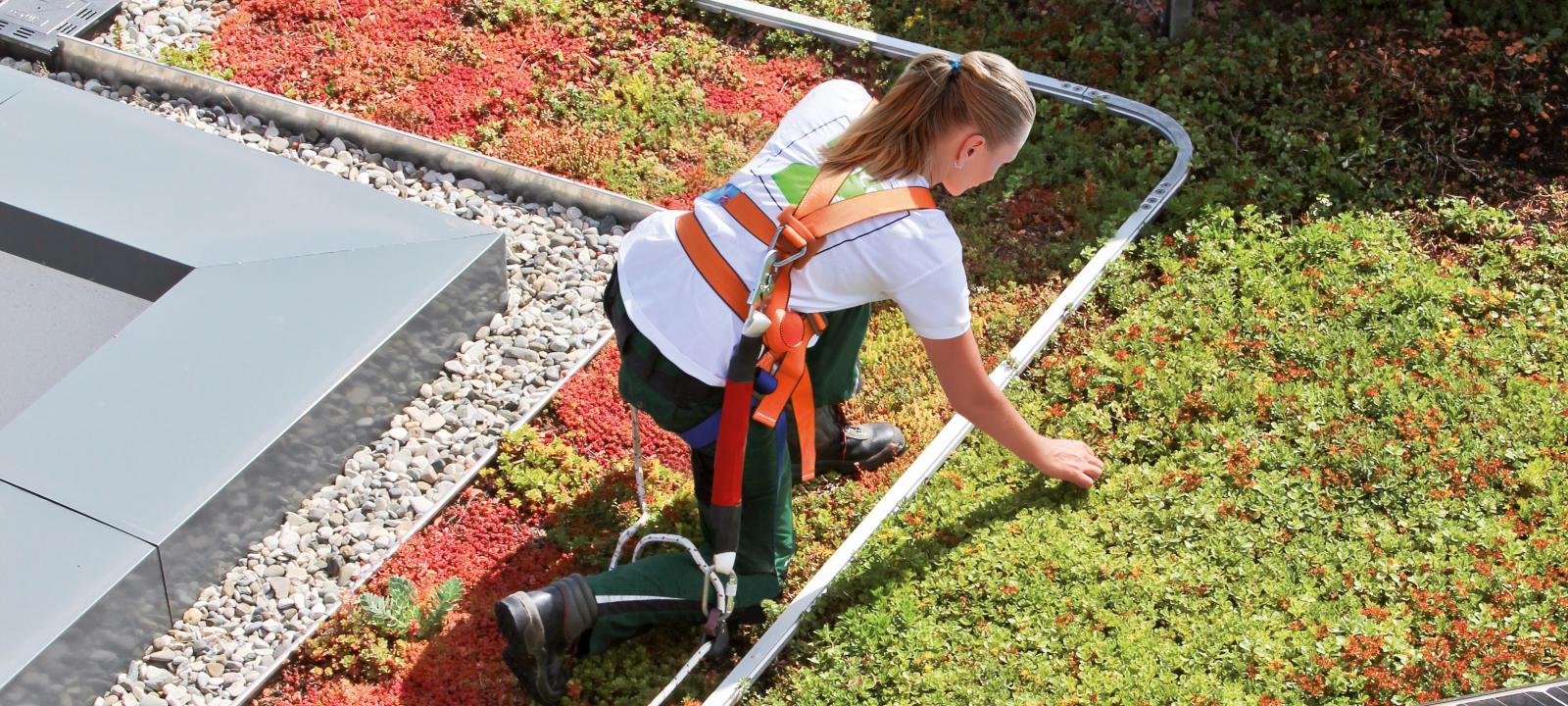 Fallnet® SR-Rail provides user-friendly security on roofs. Fallnet® SR-Rail safety system